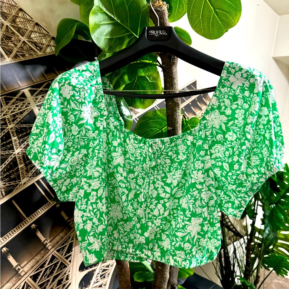 Beautiful Green & White crop top.